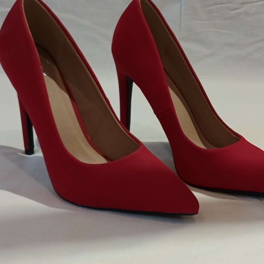 Red pumps - Picture 2 of 5